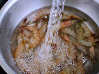 补钙又抗衰老的辣爆海虾,把去除虾线的海虾用自来水反复冲洗干净。