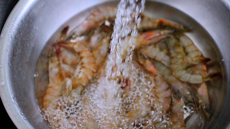 补钙又抗衰老的辣爆海虾,把去除虾线的海虾用自来水反复冲洗干净。