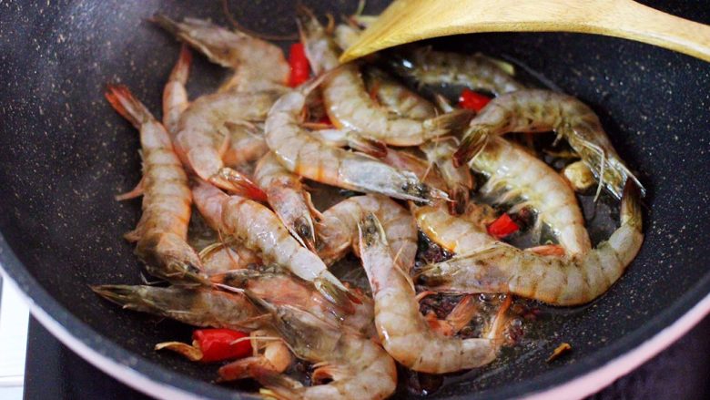 补钙又抗衰老的辣爆海虾,放入提前洗净后沥干水分的海虾。