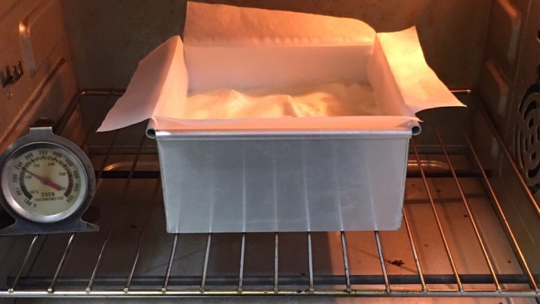 魔法蛋糕,烤箱预热至140度，模具送入烤箱烤制45分钟，烤完冷却，很嫩的蛋糕不要倒扣奥！