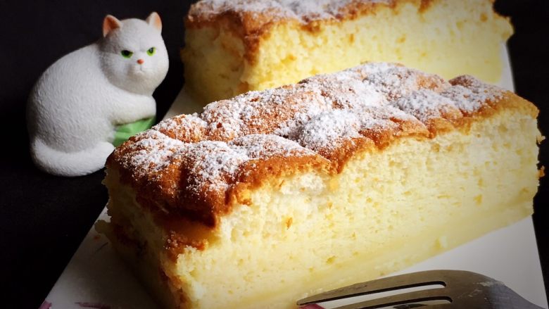 魔法蛋糕,冷却后脱模，切开看有三层，底部是布丁层，中间是奶黄层，上层是海绵蛋糕。