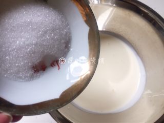 草莓木糠杯,细砂糖加入淡奶油中。