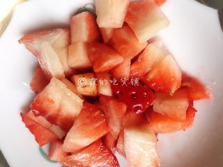 草莓木糠杯,草莓切成小块。