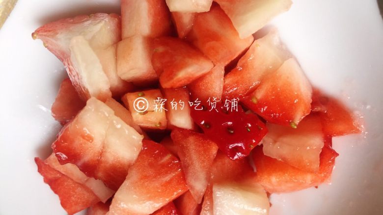 草莓木糠杯,<a style='color:red;display:inline-block;' href='/shicai/ 592'>草莓</a>切成小块。