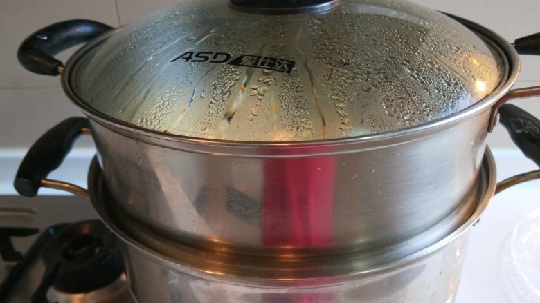 蛋液灌饺  新文美食,开水蒸10分钟即可关火。