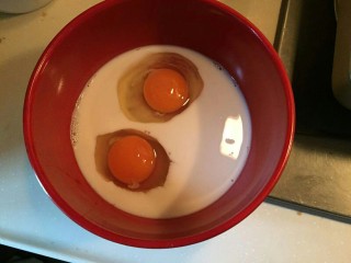 不输老爷爷家de全蛋蛋挞,打入两个鸡蛋。