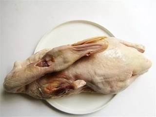 脆皮烤鸭,将买来的鸭子宰杀后洗净，控一控表面多余的水分