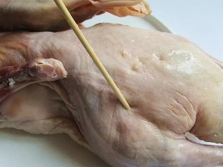 脆皮烤鸭,先用竹签将鸭子扎一扎，这样可以腌渍更容易入味和烘烤