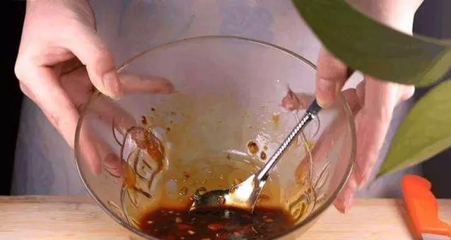青椒金针菇,掺加少许的净水，用勺子将调料拌匀后备用。
