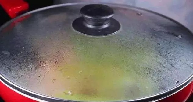 青椒金针菇,接着倒入方才调好的酱料下锅。