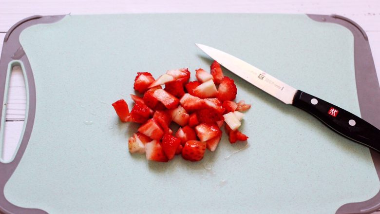 明目养肝的草莓酸奶三明治,把<a style='color:red;display:inline-block;' href='/shicai/ 592'>草莓</a>冲洗干净后用刀切成小丁。