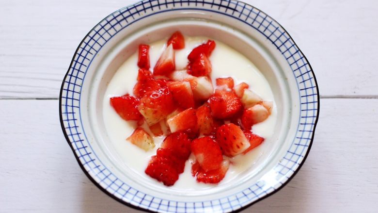 明目养肝的草莓酸奶三明治,把酸奶倒入器具中后，把切丁的草莓倒入酸奶里，用小勺搅拌均匀备用。