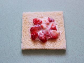 明目养肝的草莓酸奶三明治,取一片吐司，放上拌好的草莓酸奶。