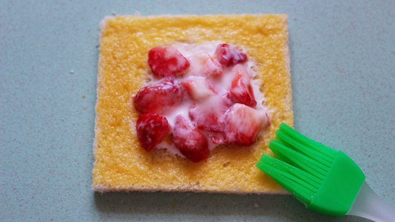 明目养肝的草莓酸奶三明治,这个时候用硅胶刷将吐司四边刷上蛋液，有利于粘合。