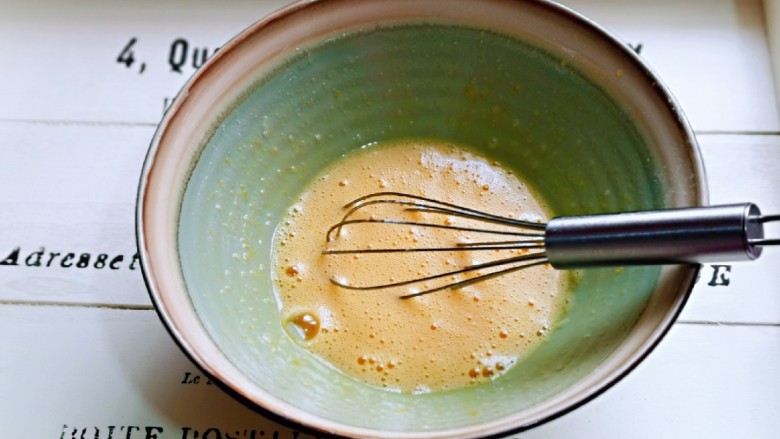 快手早餐～菠菜华夫饼,用手动打蛋器打至均匀，使糖粉与蛋液融合。