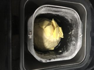 超柔软波兰种吐司,一次和面结束以后加入室温软化的黄油后再次启动和面程序，这次我加了时间，大概和面20分钟。第二次和面的时候防治面团温度过高，记得把面包机盖子打开。