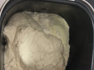 超柔软波兰种吐司,面包机里按照液体到固体的顺序加入主面团除了黄油以外的所有材料，启动一个和面程序。
