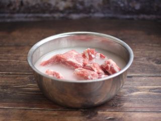 #猪肋排# 红烧小排骨,放入1勺的面和1勺的食用碱面以及适量的温水。