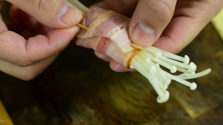 芝士就是力量，金针菇的这种吃法肯定是很多人的最爱,用牙签固定。