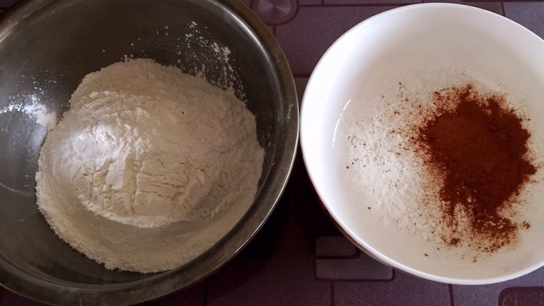 雨花石汤圆,白面团和可可面团用料分别放入两个碗中，倒入开水和凉水