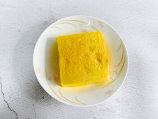 爆浆火龙果酸奶吐司,盖上另一片吐司，两面和四边都裹满蛋液