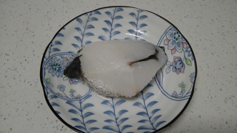 蒸冻豆腐、鳕鱼,两面均匀撒上盐。