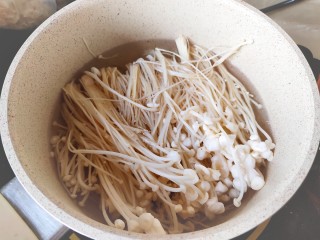 清炒时蔬,金针菇，放入开水，锅中焯水至熟