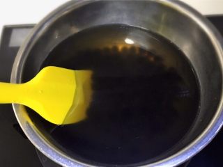 好看又好喝的网红脏脏茶，一定要试试的饮品！,用中火煮约10至15分钟后关火焖十五分钟，用滤网过滤后放入冷水中冷却1分钟后，将其捞出。