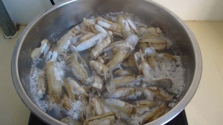 意大利海鲜色拉,海虾和蛏子洗净分别煮熟