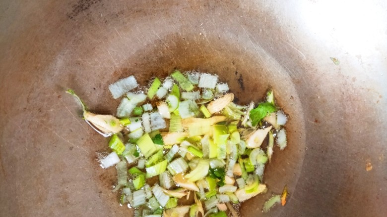 豆皮这样做可以多吃一碗米饭,锅内倒入适量油，放入葱末和蒜片分别爆香。 
