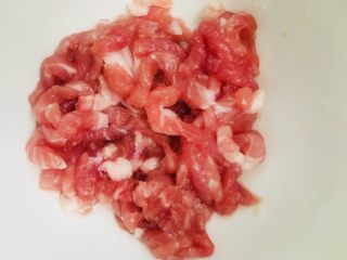 芹菜炒肉丝,猪肉肥瘦分开切，瘦肉切成丝后用盐和料酒抓匀腌制十五分钟左右