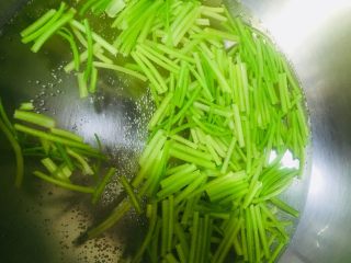 芹菜炒肉丝,放入芹菜焯一下水，时间不能长，颜色开始变翠绿即可