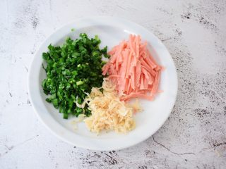 煎薄罉,韭菜洗净切碎，火腿切丝，虾米洗净备用
