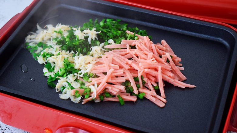 煎薄罉,放入韭菜、火腿、虾米翻炒至熟