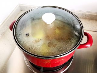 土豆虎头鸡,盖上锅盖，转小火慢炖20-25分钟