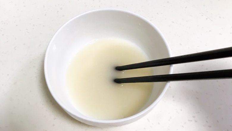 小福猪中国结馒头,酵母粉加入清水中拌匀。