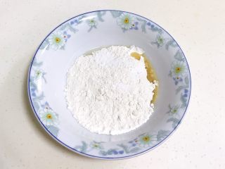 小福猪中国结馒头,在大碗内放入中筋面粉、糖粉和玉米油。