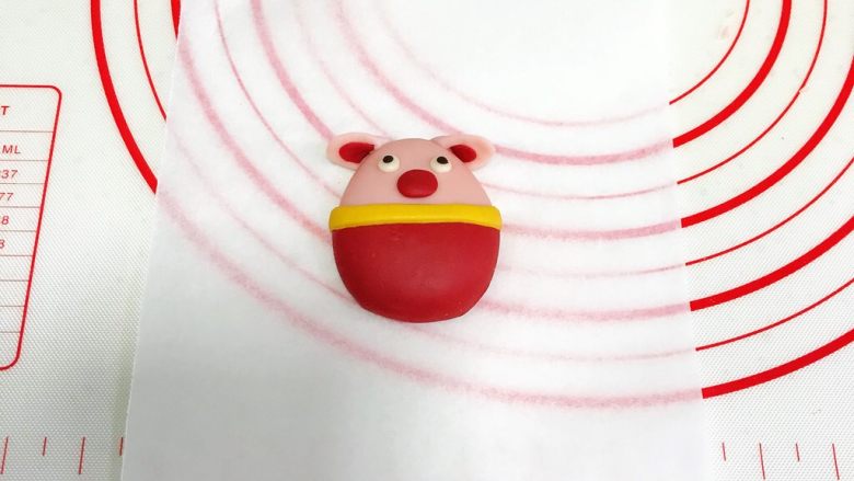 小福猪中国结馒头,把制作好的耳朵贴合到小猪主体上。