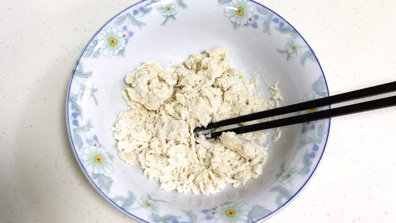 小福猪中国结馒头,用筷子拌至棉絮状。