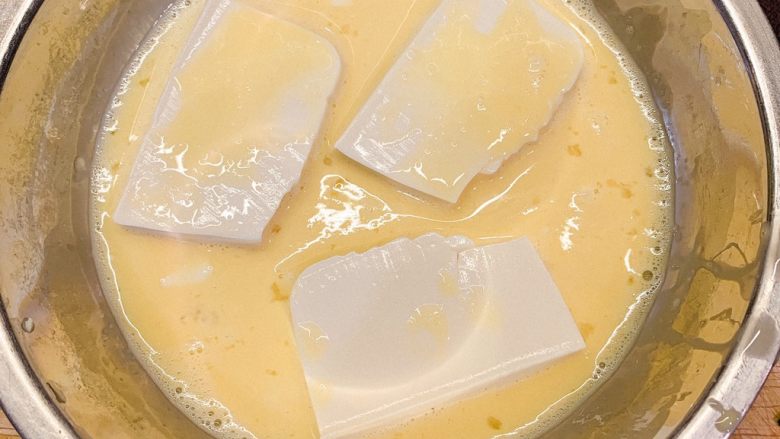 蚝油嫩豆腐,把豆腐放入蛋液中双面蘸均匀