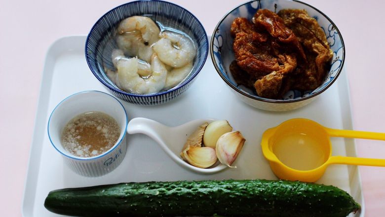 金牌虾仁黄瓜油面筋,把所有的食材备齐，给食材合集。