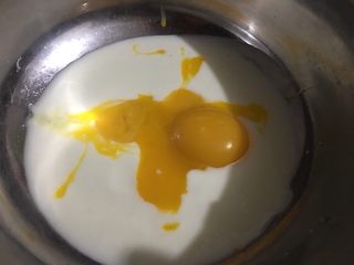 酸奶蛋糕（六寸）,将酸奶称好所需份量倒入干净的容器，分离蛋清蛋黄，将蛋黄和酸奶混合