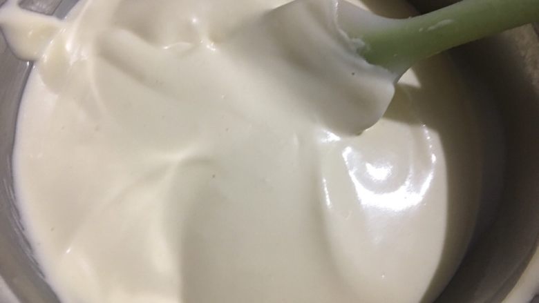 酸奶蛋糕（六寸）,将打发好的蛋清分次拌入蛋黄酸奶面糊中，翻拌均匀