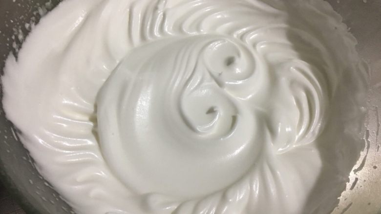 酸奶蛋糕（六寸）,打发至湿性发泡，提起有垂直大长勾即可
