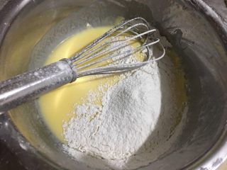 酸奶蛋糕（六寸）,筛入低粉和玉米淀粉呈Z字搅拌