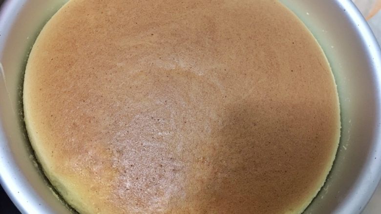 酸奶蛋糕（六寸）,放烤箱中层，底层放烤盘装水，上下火150度40分钟转130度35分钟，具体根据自己烤箱温度调整