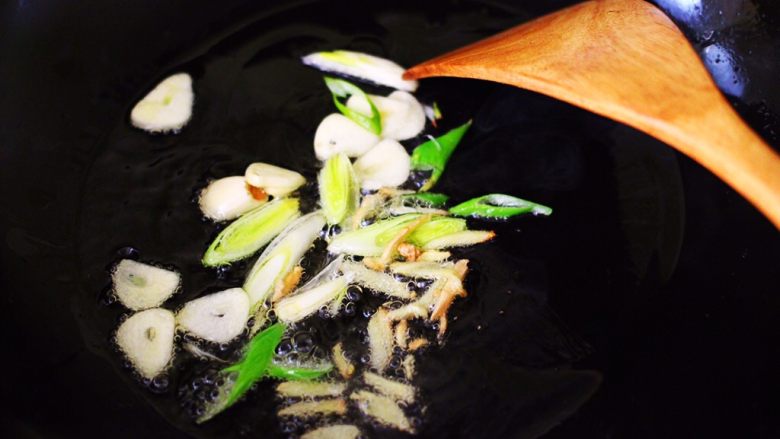金牌虾仁黄瓜油面筋,利用锅中预留的油，爆香葱姜和蒜片。