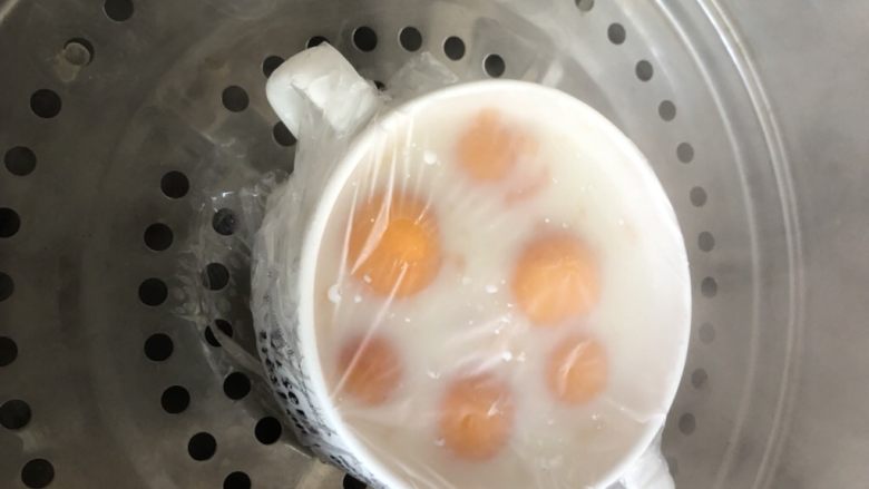 木瓜炖牛奶,盖上保鲜膜，放入锅中，大火煮开后，小火炖15分钟左右即可。