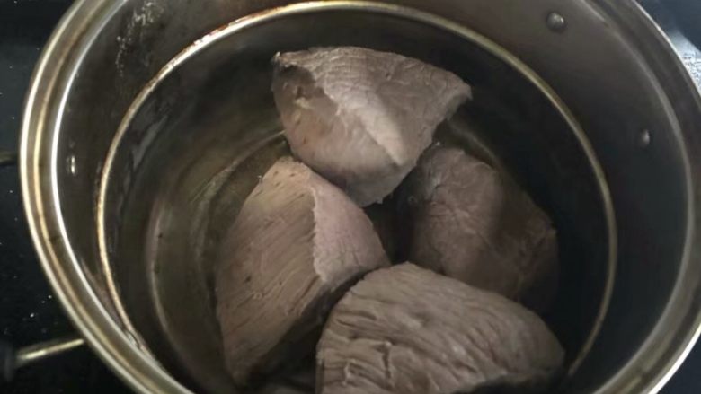 卤牛肉,冲洗干净的牛肉再次放入锅中，加入多点的清水。