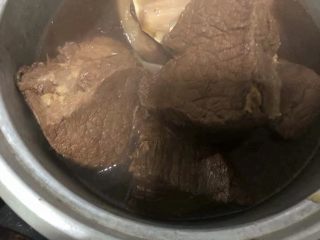 卤牛肉,煮至筷子可以很轻易的戳穿牛肉即可。煮好的牛肉不要取出，继续摆在卤水里浸泡一晚上就好了。